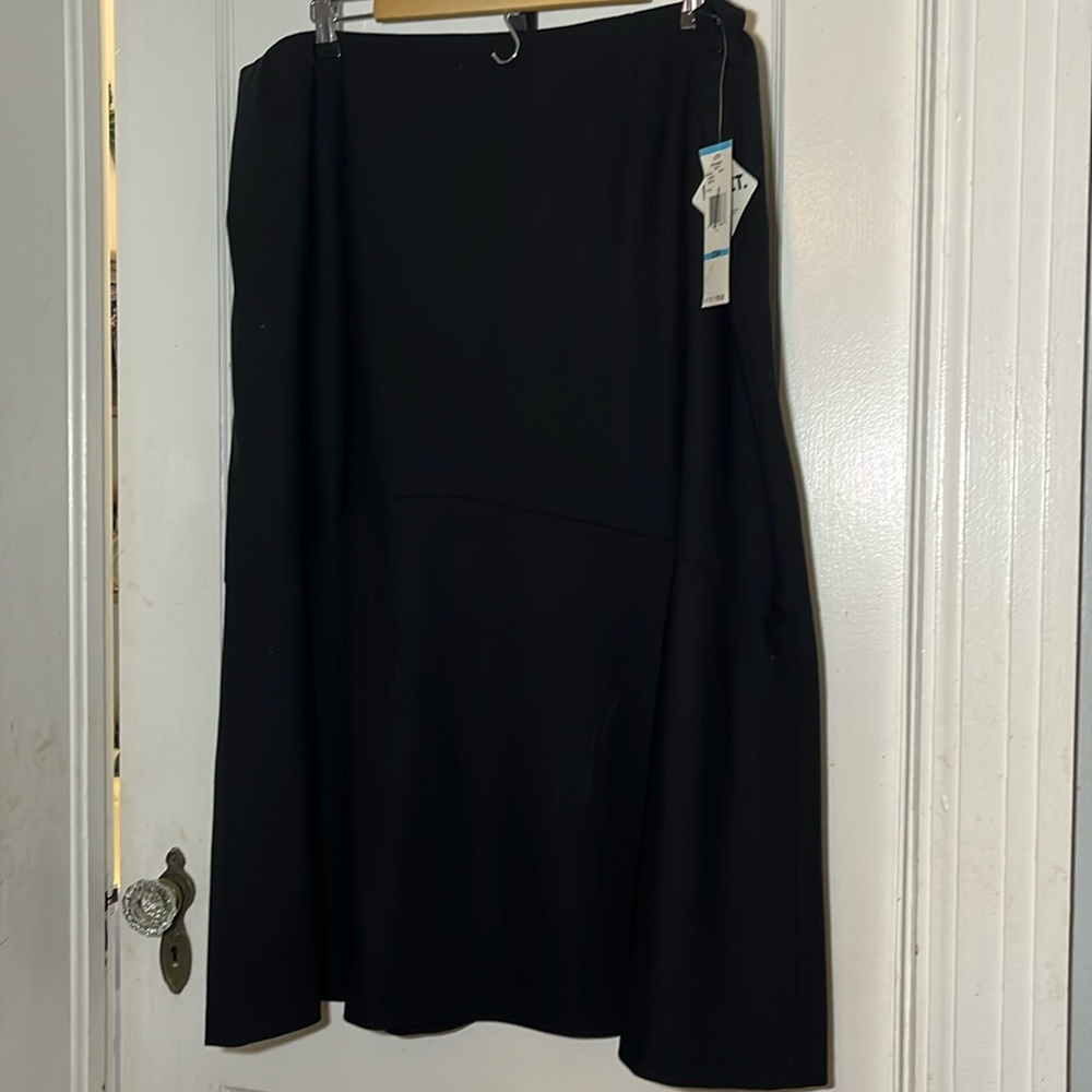 Jones New York Women Black 20W Hidden Side Zipper. NWT Midi Length.